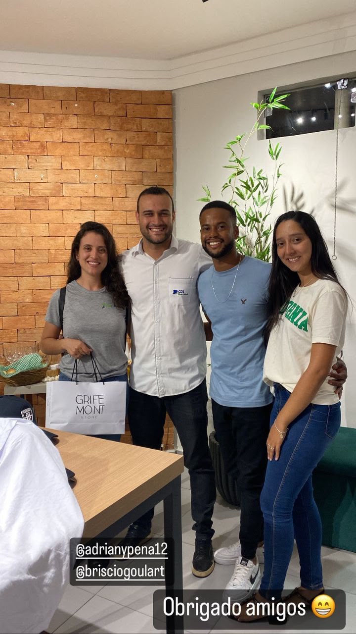 Clientes com Guilherme e Mirian dentro da Grife Mont