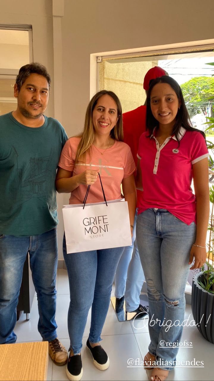 Clientes com Mirian e uma sacola da Grife Mont