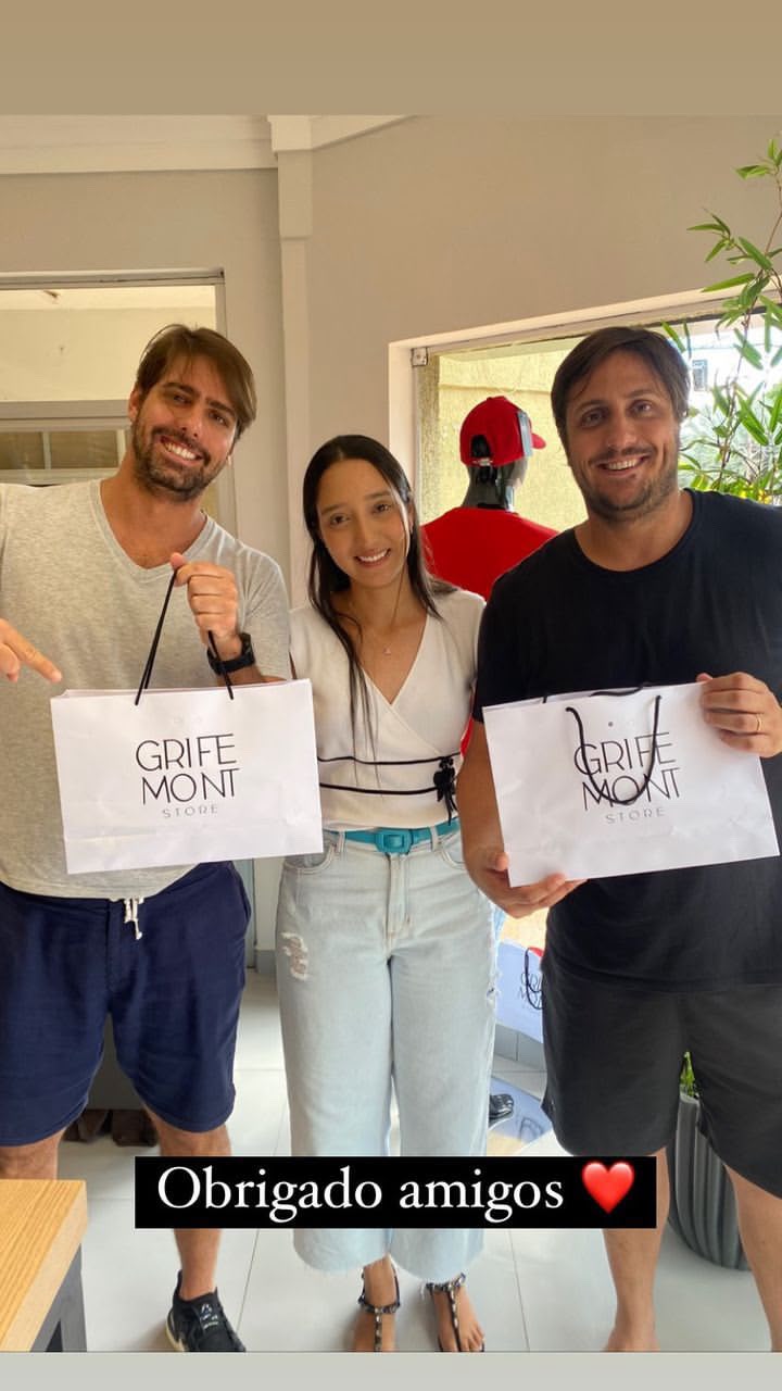 Clientes com Mirian dentro da Grife Mont