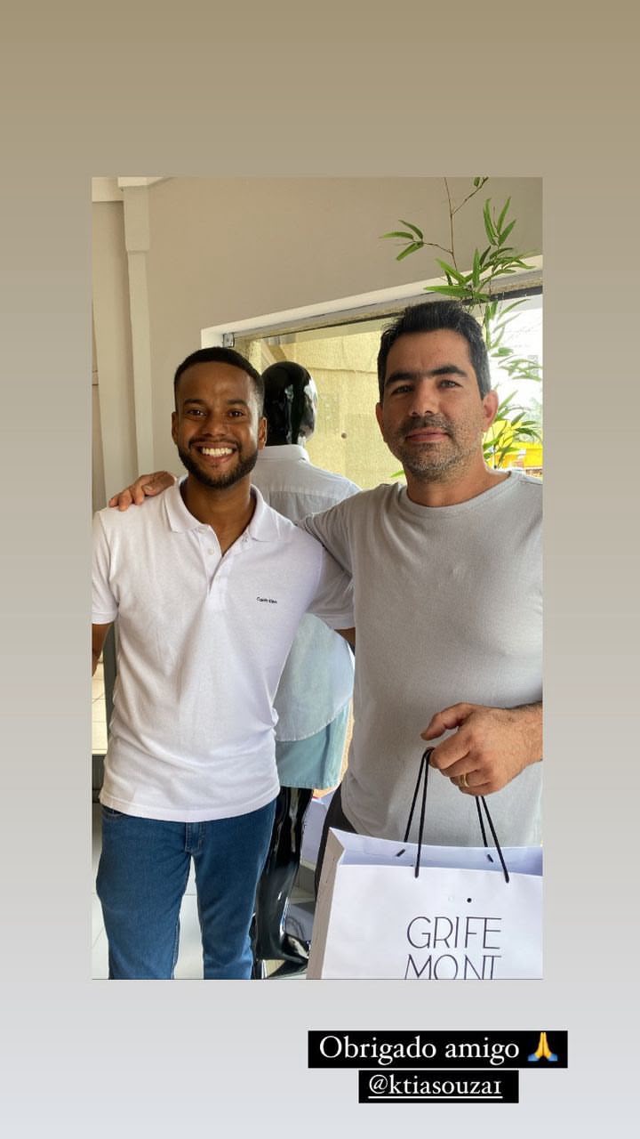 Cliente com Guilherme e uma sacola da Grife Mont