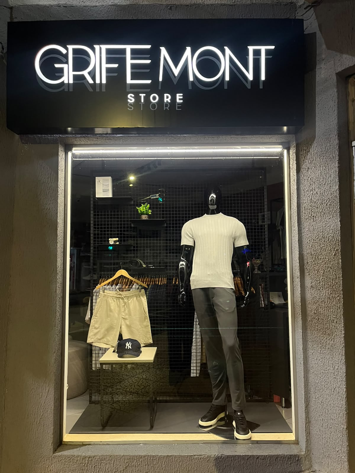 Fachada iluminada da Grife Mont Store em Monte Carmelo